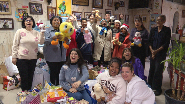 Os Amigos do Pai Natal Apoiam Famílias da Cova da Moura