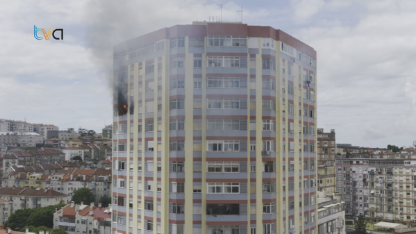 Incêndio em Prédio de Habitação Provoca 11 Feridos